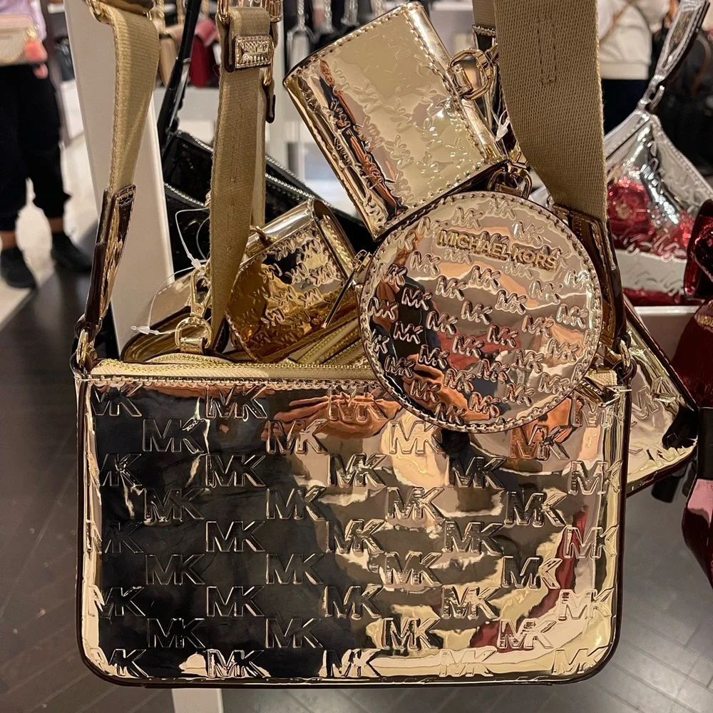 MICHAEL KORS Jet Set Sm Patent Logo Debossed Crossbody Apple Airpods
XBody Tech - Picture 9 of 12